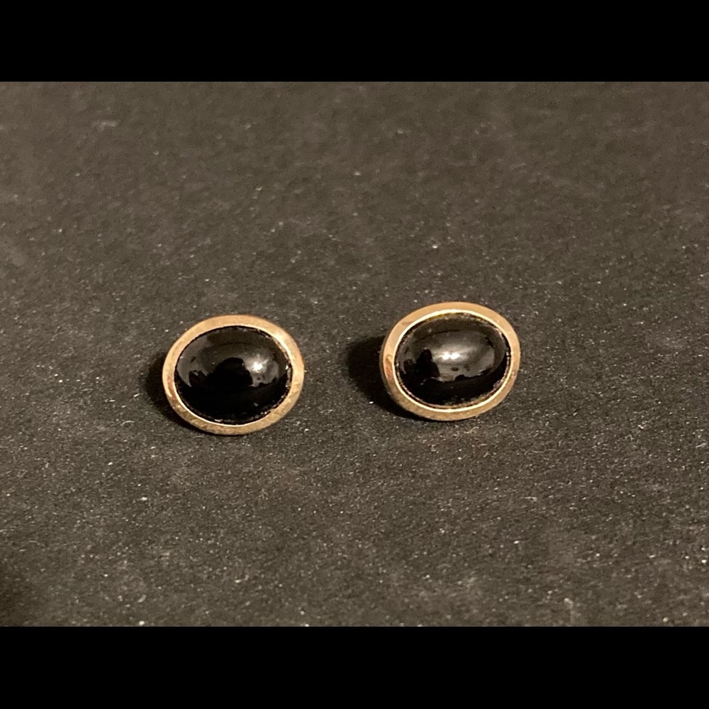 3.3 gram 14 kyg Onyx cabochon Earrings